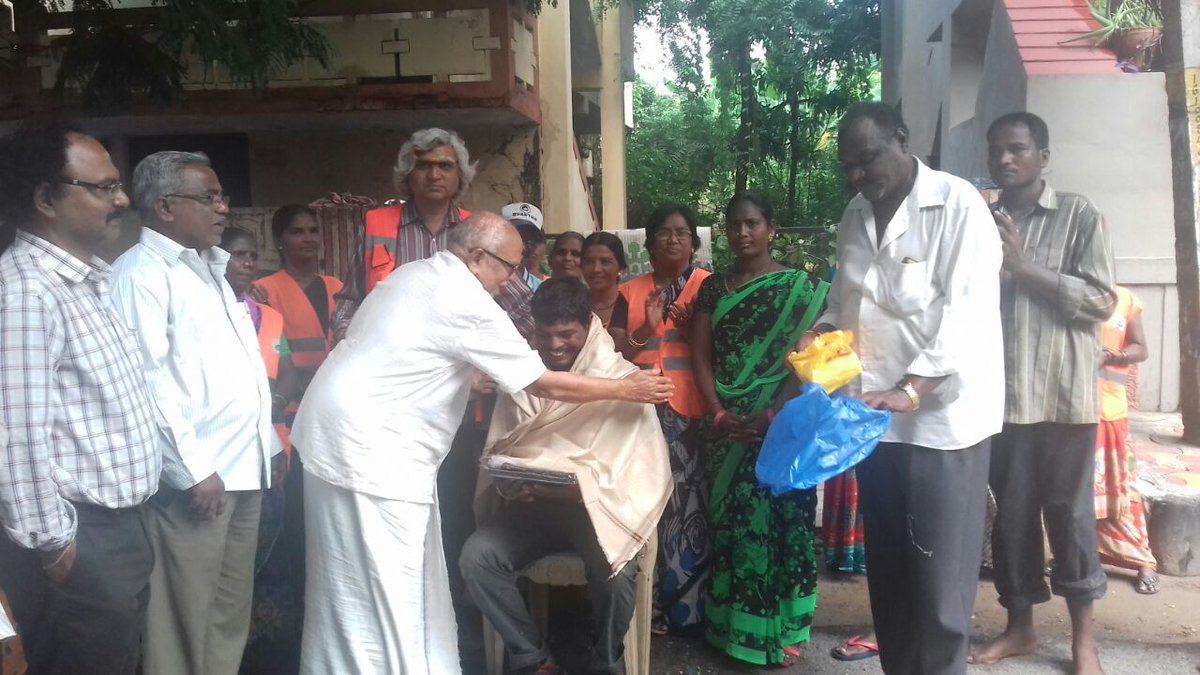 DC_Malakpet's tweet photo. Felicitation tobest SATDriver Ramulu by the ShalivahanaNagar residents. Dr.Vittal has presented apair of clothesto Ramulu inpresence of DC-6 https://t.co/XYDdmrJhw5