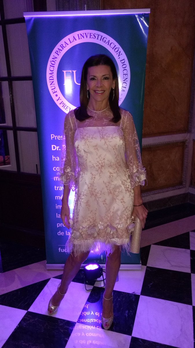 RenzoPinochi's tweet photo. Espléndida @fabitaaraujo By @cloarce en la #NocheRosa de @fundacion_FUCA https://t.co/Fd0ABLIoVK