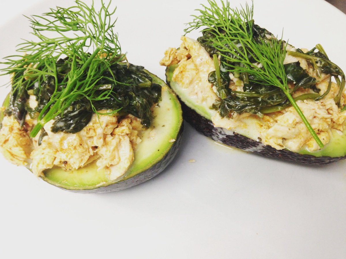 CiutatPCGALLERY's tweet photo. Aguacate relleno de pollo al estilo hindú con crema de cilantro. https://t.co/gsDpYpzDMY