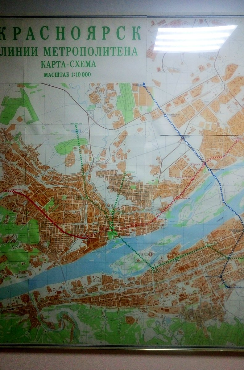 А на стене историческая картина.