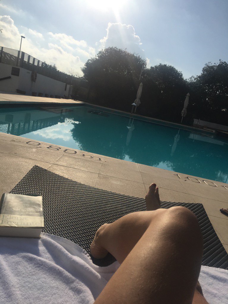 JTydn's tweet photo. Njuter av bok, sol och pool i BCN https://t.co/DWMAHiDZEq