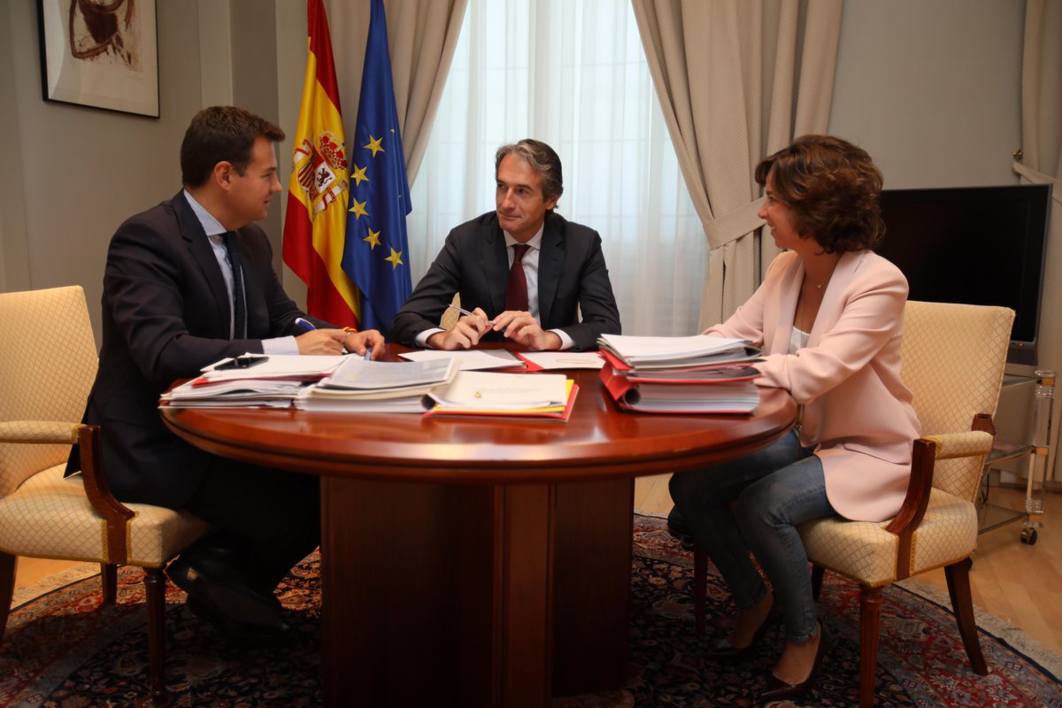Ayto_Las_Rozas's tweet photo. .@jdelauz  se reunió con @idlserna  para trasladarle las necesidades del municipio de #LasRozas https://t.co/Zfu8AsnVeR https://t.co/kfqm79DkHO