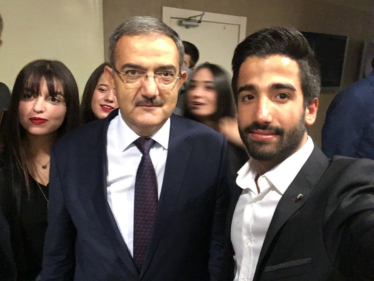 Bu mutlu günümüzde bizi yalnız bırakmayan 
Sayın Rektörümüz,<a href="/sahinmu/">Prof. Dr. Mustafa Şahin</a> çok teşekkür ederiz. <a href="/kkbr_yvzz/">Kübra Yavuz Çakır</a> @selcukrektorluk <a href="/universitetv/">ÜNTV</a>