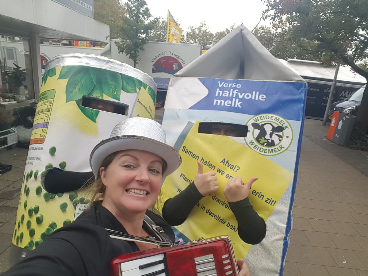 DeesenGene's tweet photo. Vandaag zijn we weer op de markt van #Sliedrecht. We promoten de inzameling van #PMD  met opvallende pakken en een op maat gemaakt lied! https://t.co/R3LOeZxkuf