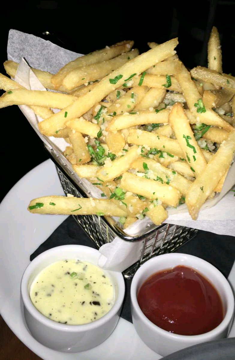 aqsaNess's tweet photo. Deep fried in #TruffleOil: Posh Chips for lunch @jamiesitaliansa because #BoujeeLife #ShareAMealSA @whats4dinnerSA https://t.co/MAXEDqO0Dc