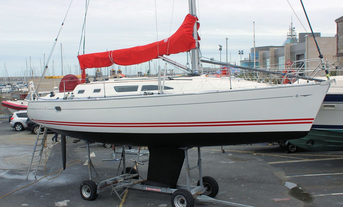 New Listing - 2006 Sun Fast 37 in pristine condition, fully serviced and ready to sail away #jeanneau #sunfast37 tinyurl.com/ycrj4pae