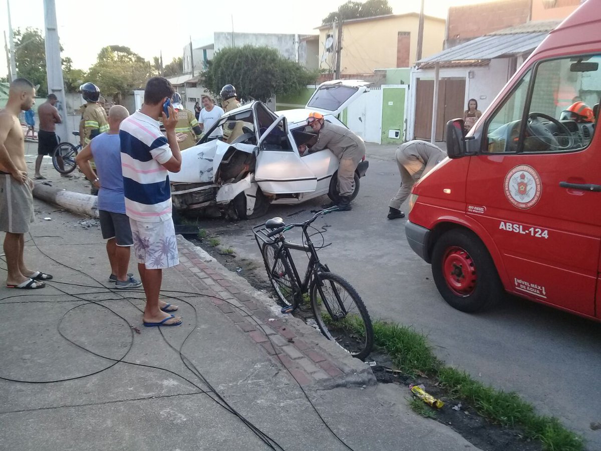 fconectado's tweet image. Fique Conectado | Jovem de 28 anos gravemente ferido após colidir carro em poste no Pq. Prazeres - ...