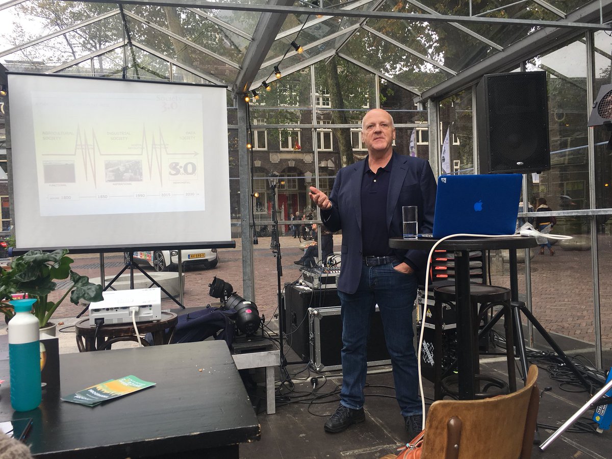 In de kas op Domplein <a href="/rvandenhoff/">Ronald van den Hoff</a> mijn, op papier van landbouwafval gedrukte boek #toptrendsvoorondernemers aangeboden <a href="/duurzame_week/">DW - Green up your life</a>