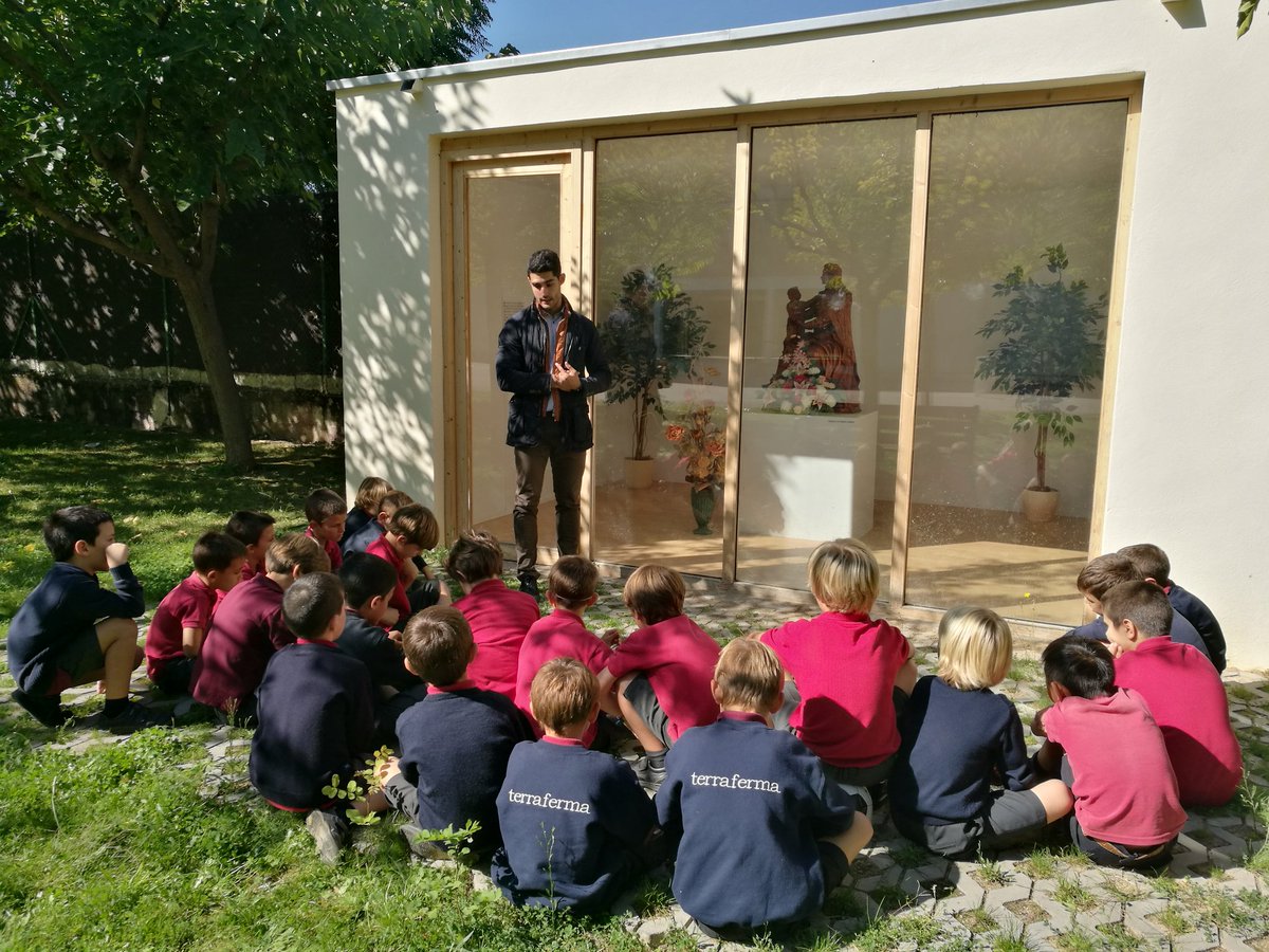 hrios91's tweet photo. "Qui confia en Maria no es sentirà mai decebut" Vivim el mes del Rosari a l'escola. @_Terraferma https://t.co/OCKTkoHKKr