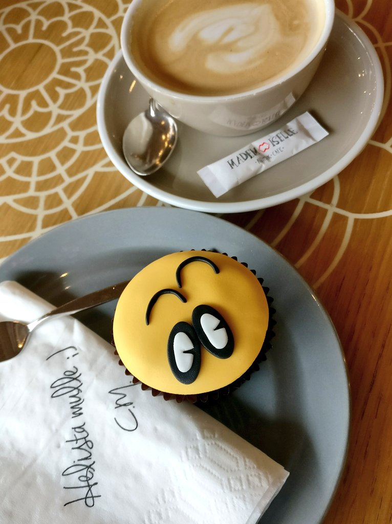 sofiapajunen's tweet photo. Haamukin on ihan hullaantunut 😅 #hullarit #hullutpäivät #galnadagar #stockmann #tallinn #estonia #eesti #hulludpäevad @StockmannFI https://t.co/um1zGzE6iZ