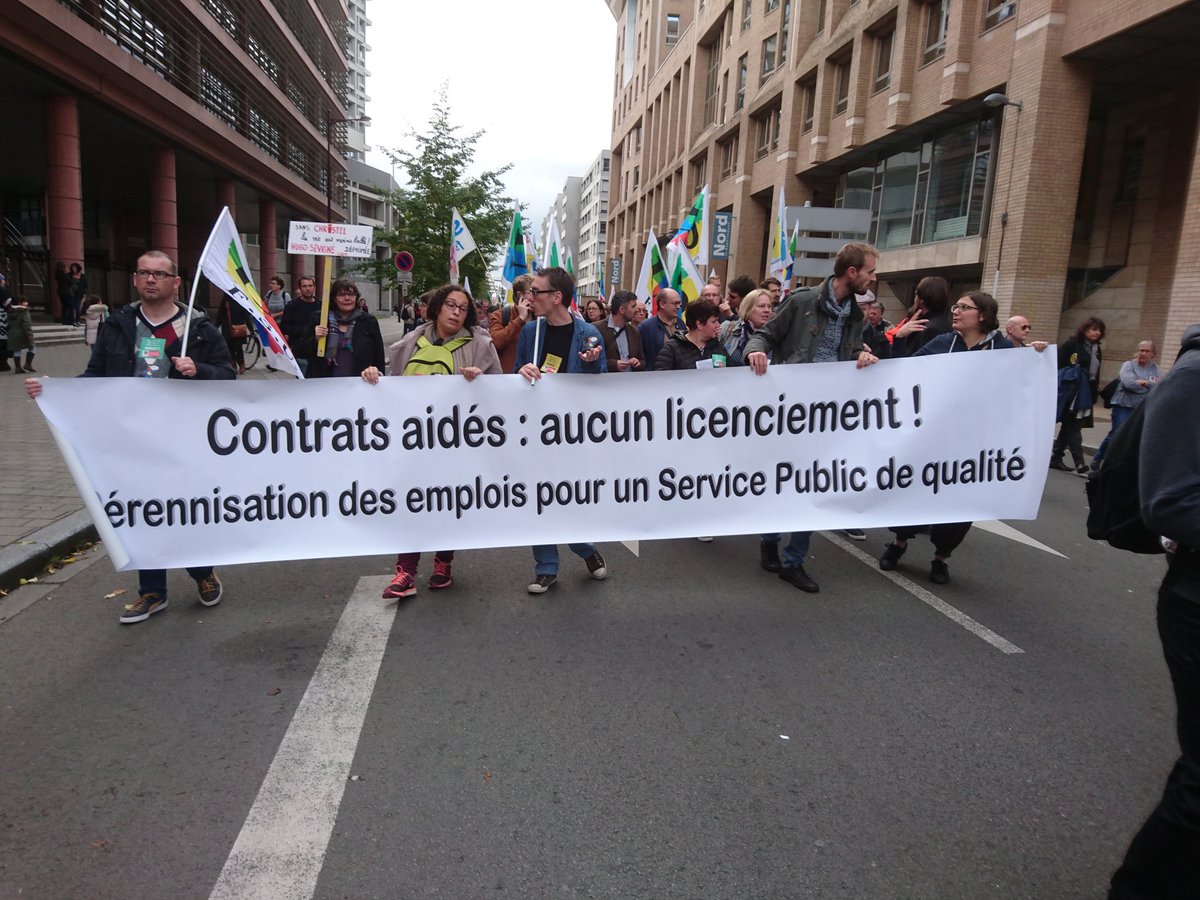 k_uolp's tweet photo. Dans les rues de Lille pour combattre la précarité ! #SNES #fsu #snuipp62 #greve10octobre #Lille #aesh #AVS2017 #précarité #caesh https://t.co/nxNk8mw7SR