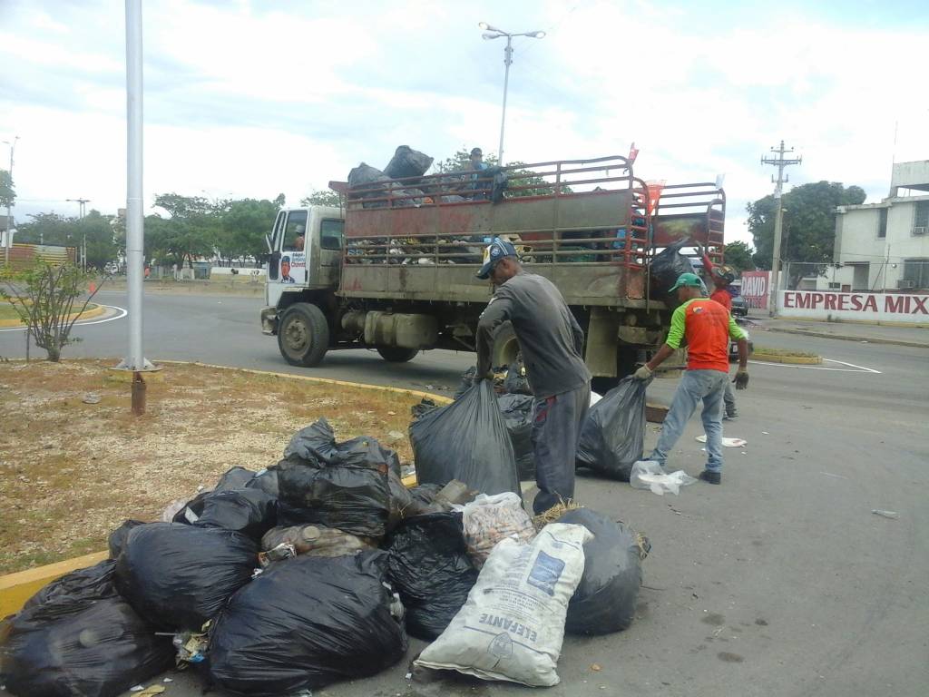 iamsaoficial's tweet photo. @iamsaoficial En la Recolección de Desechos Sólidos en la Redoma de Ferry.
#SucreGanaConEdwinRojas
@davidvpsuv @micumana500 https://t.co/ooGnwDn1TE
