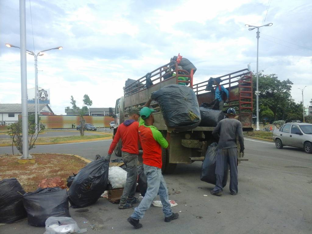 iamsaoficial's tweet photo. @iamsaoficial En la Recolección de Desechos Sólidos en la Redoma de Ferry.
#SucreGanaConEdwinRojas
@davidvpsuv @micumana500 https://t.co/ooGnwDn1TE