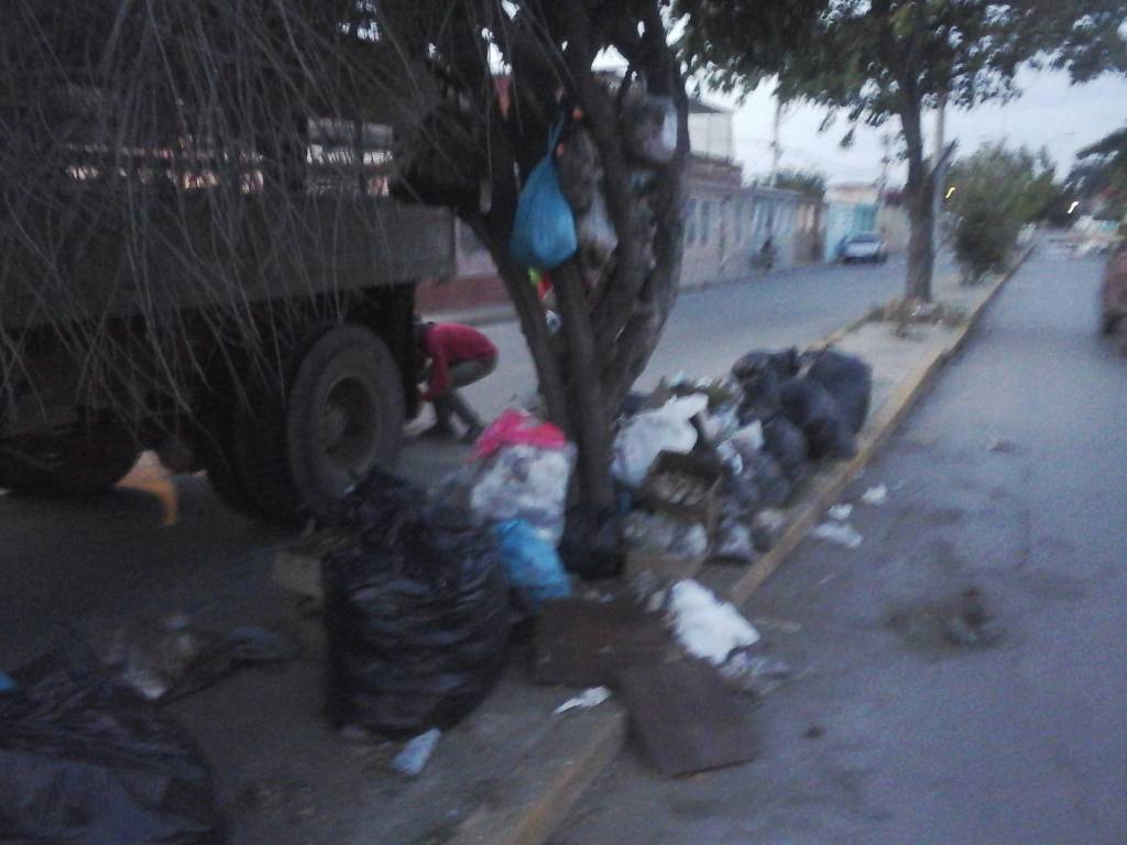 iamsaoficial's tweet photo. @iamsaoficial Trabajando en la Recolección de Desechos Sólidos en la recta de San Luis.
#SucreGanaConEdwinRojas
@micumana500 @davidvpsuv https://t.co/jBVSwsDJ7E