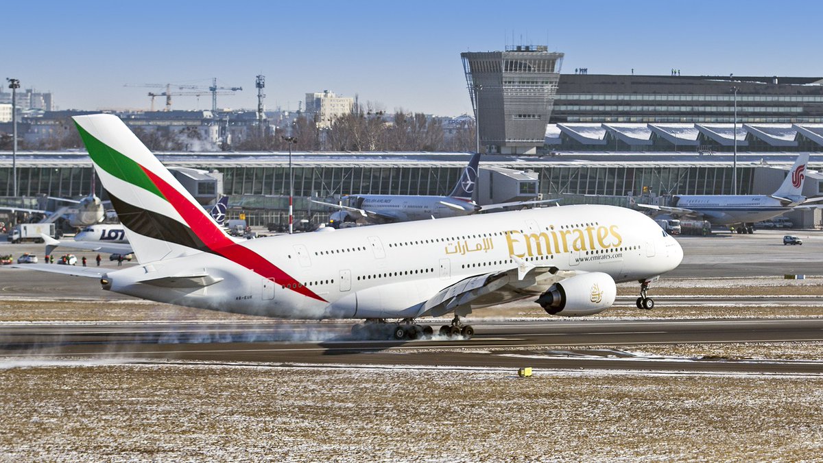 ChopinAirport's tweet photo. Pamiętcie 🛬 #A380 @emirates na @ChopinAirport? Dziś możecie zobaczyć to jeszcze raz. Nowy sezon #OperacjaLot na @DiscoveryPL o 22:00 #flyWAW https://t.co/d5zwbmig7q