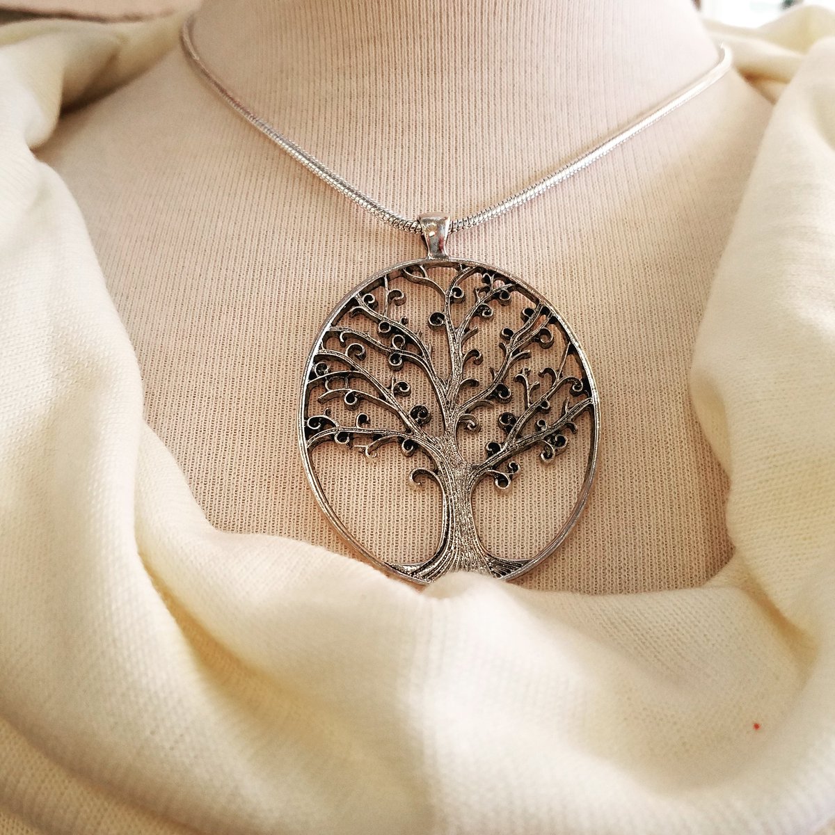 crawfordcollect's tweet photo. Celebrate your roots, your branches, and your family with this simple Tree of Life necklace🌳 #treeoflifenecklace #CrawfordCollections https://t.co/b67fLqjI7E