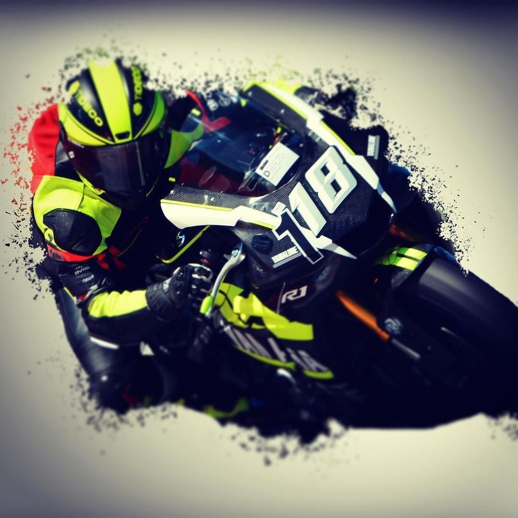 Tideco1's tweet photo. #love2wheels❤️ #yamahar1 #yzfr1 #avg #dainese #tideco #abbassolinverno https://t.co/jjzDNge39n