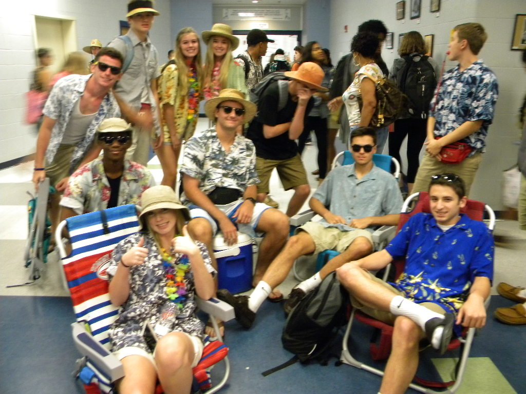 CosbyLibrary's tweet photo. Chillin' in the halls during Tacky Tourist Day #oneccpsn #ccpslibraries https://t.co/AVWfMAv44f