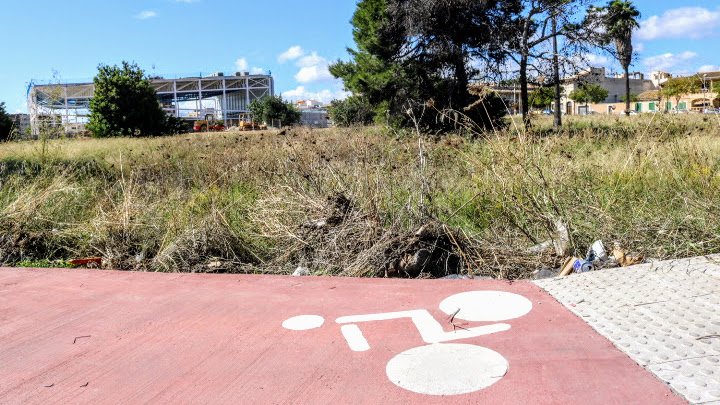 PSOEPalma's tweet photo. Les obres del Poliesportiu #SonOliva avui.Al costat, el solar que @ajuntpalma cedeix al @EDUN_IB per fer-hi un insitut. #Transformam #Barris https://t.co/mKuU3g64HE