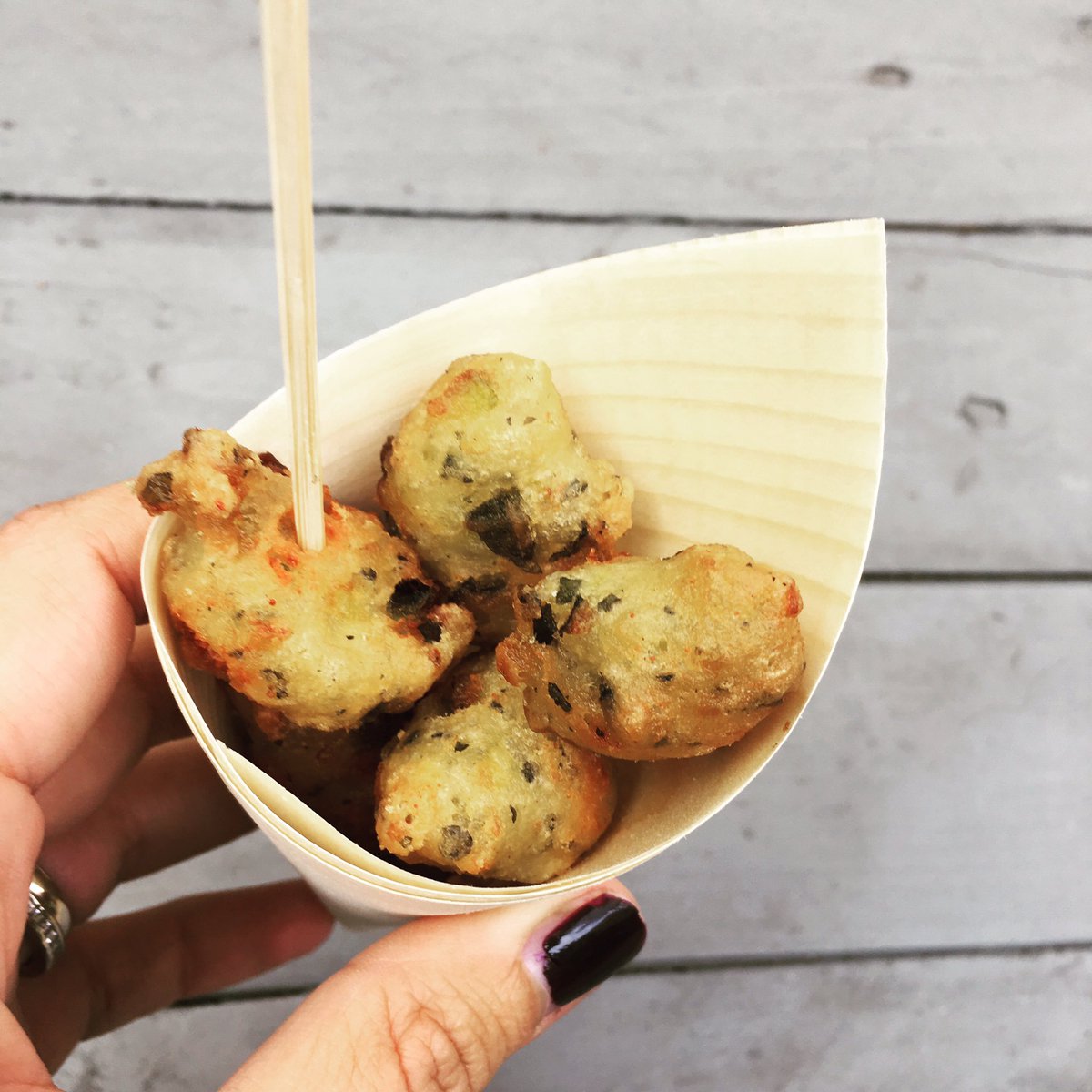 AMSimo's tweet photo. Frittelle di ricotta e zucchine: non guardate lo smalto e concentratevi sul profumo di menta ~ #distreat @AltaviaItalia https://t.co/tmE1ZTVjBv
