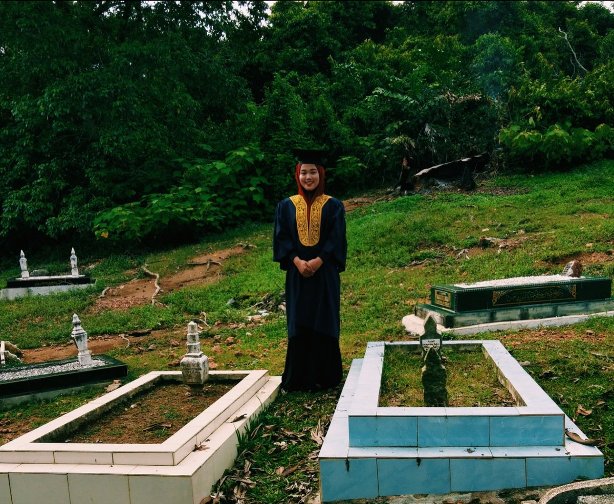 Orang tua pergi menjala, menjala sambil mata tertutup.
Dulu anakmu dianggap gila, kini mampu teruskan hidup.

Terima kasih Mama, Ayah ❤