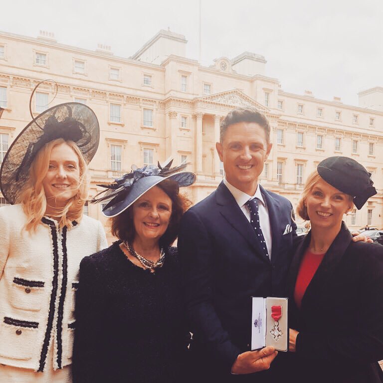 JustinRose99's tweet image. Amazing to share this MBE ceremony with these 3 lovely ladies who have supported me through the years! 🎖
#WifeyMumsySis