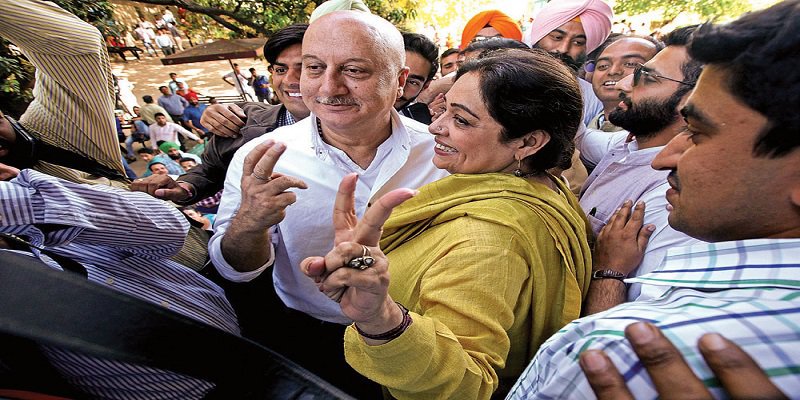 _Harshalin's tweet photo. @AnupamPkher replaces #GajendraChauhan as a new #FTII chairperson, Chauhan reacts. https://t.co/RRBOEFfmOl  #WhatsMovingIndia https://t.co/pLKtR8ghmw