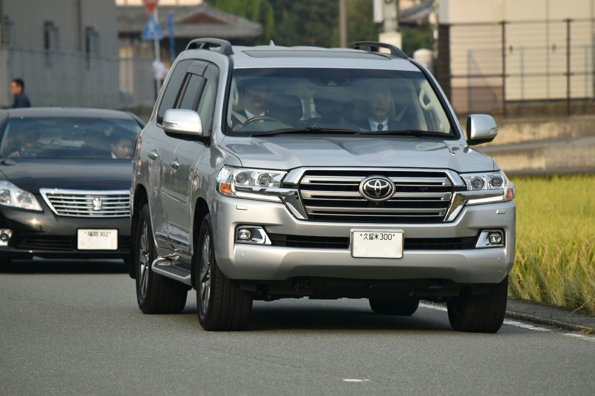 Mf10l33 A Twitter 自民党 岸田政調会長の車列 久留米ナンバーの0ランクルに乗車してきたようで てっきり黒塗りセダンで来ると思っていたので意外でした 後続には0クラウン警護車がピッタリと張り付き 到着後は警護員が速やかに展開しました 警護員の威圧感 Mf10l33 A Twitter 自民党 岸田政調会長の車列 久留米ナンバーの0ランクルに乗車してきたようで てっきり黒塗りセダンで来ると思っていたので意外でした 後続には0クラウン警護車がピッタリと張り付き 到着後は警護員が速やかに展開しました 警護員の威圧感