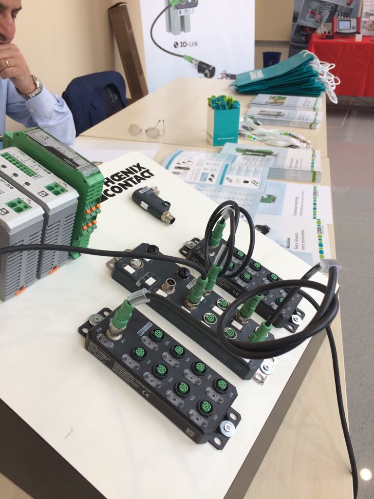 PhoenixContactI's tweet photo. In diretta da di IO-Link User #workshop con i nostri esperti e i sistemi I/O #Axioline.
@IOLink1 #PhoenixContact https://t.co/gphykHod9M
