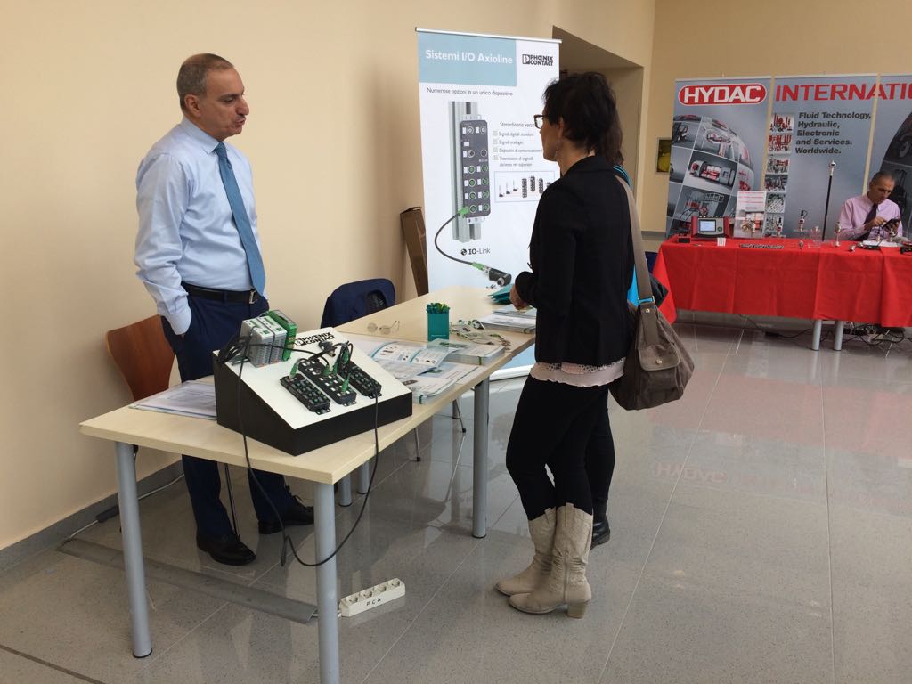 PhoenixContactI's tweet photo. In diretta da di IO-Link User #workshop con i nostri esperti e i sistemi I/O #Axioline.
@IOLink1 #PhoenixContact https://t.co/gphykHod9M