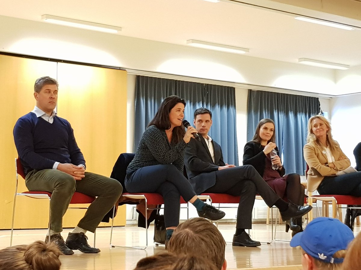 "Við ætlum að fara í stórsókn gegn ofbeldi. Það hefst með fræðslu í skólum og auknu fjármagni til lögreglu." - Helga Vala í Verzló