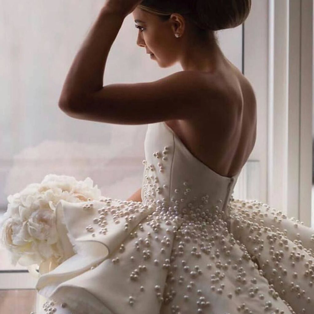 BrideMinded's tweet photo. #lucidweddings #extraordinarydetail #pearls #beautifulbride #detailedfabric @lucidweddings 🌹 https://t.co/K4t8K6oAeW https://t.co/2AjTGu6UN0