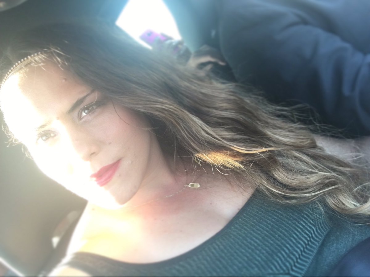 Miércoles de energía positiva🦋 ❄️💎... Tu visión de las cosas se aclarará cuando puedas mirar hacia tu propio corazón y mente. "Quien mira hacia afuera, sueña; quien mira hacia adentro, despierta"