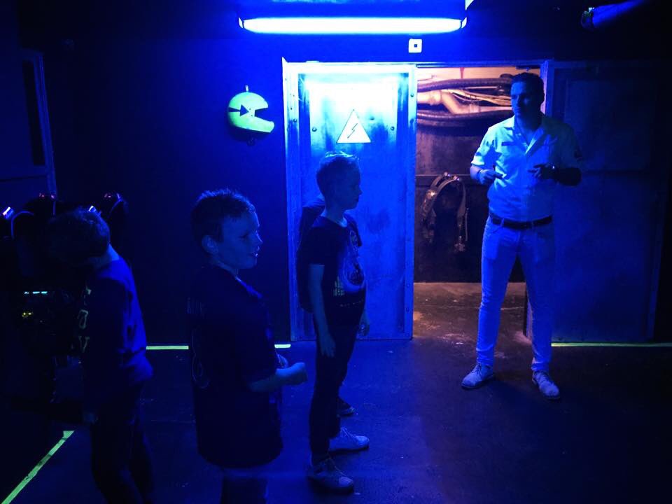 Liam viert zijn 8ste verjaardag bij Coronel Q-zone, lasergamen!!!😄🎉