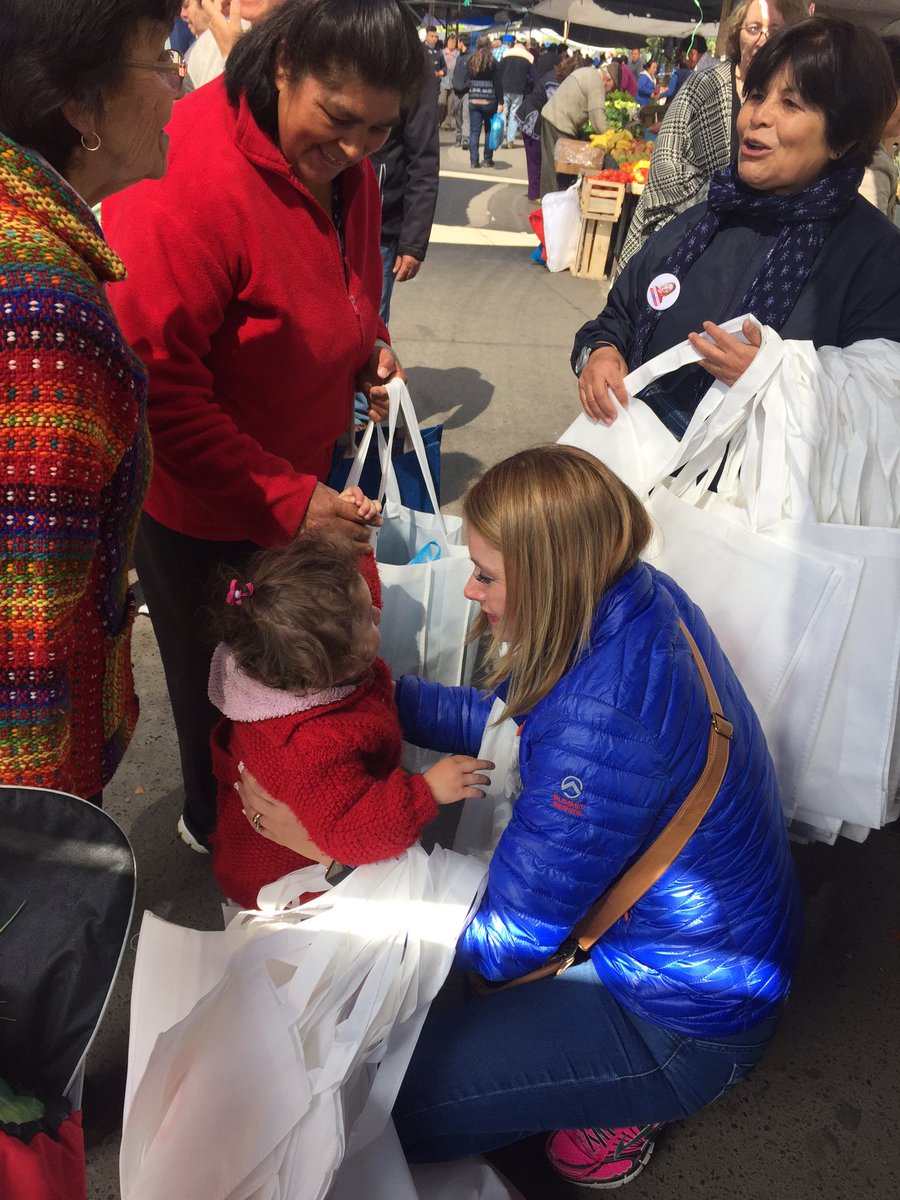 Clo_Aravena_L's tweet photo. Hoy recorrimos y conversamos con los feriantes y vecinos de Longaví #DialogandoSeConstruye https://t.co/wj06OJB2ti