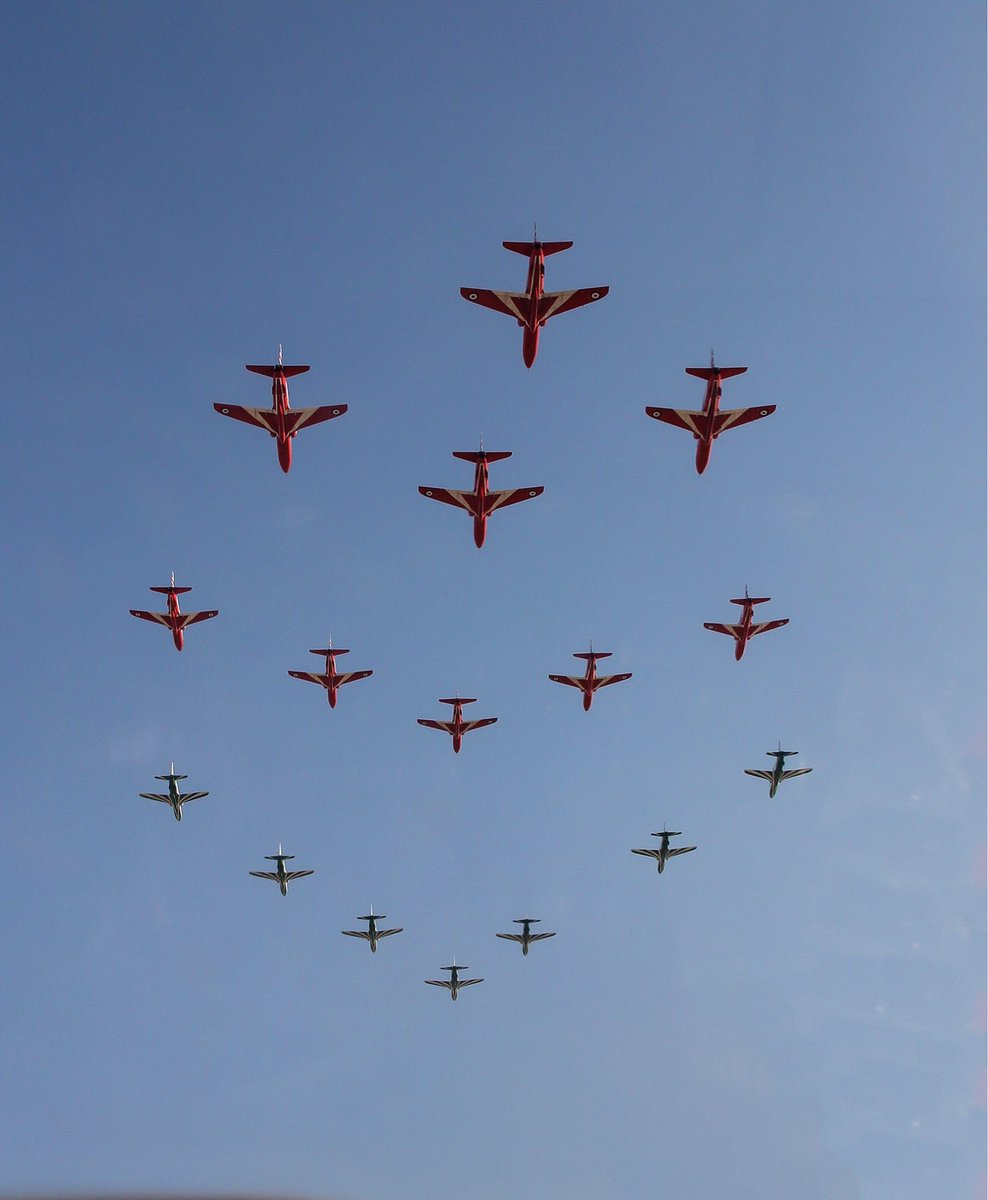 rafredarrows's tweet image. A rare image showing the two teams' jets getting into position for today's special mixed formation in #Riyadh, Saudi Arabia. #redsrrowstour