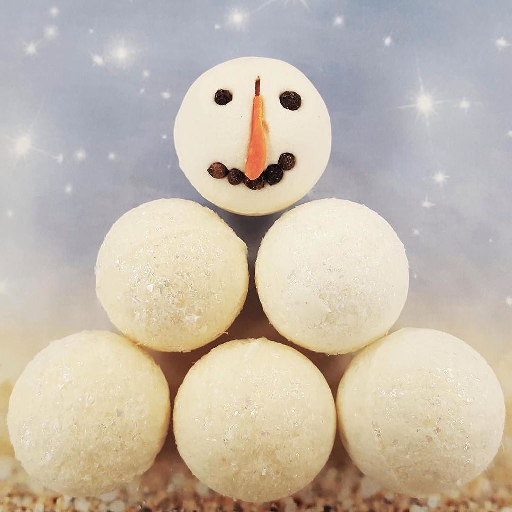 lollybombuk's tweet photo. ⛄️ ⛄️ ⛄️ ⛄️ ⛄️ #lollybomb #bathbomb #bathblaster #bathtime #fizzy #snowman #christmas #intumetrocentre #winter #cute #stocking #uk #newcast… https://t.co/kKpVSAypiK
