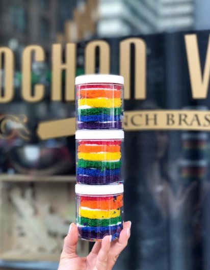 JarBarNB's tweet photo. Don't miss our #CakeJars at Cochon Volant Brasserie in the Loop 😍🌈   Indulge, #JarBarNation, you deserve it! https://t.co/XcRAcv7DKC