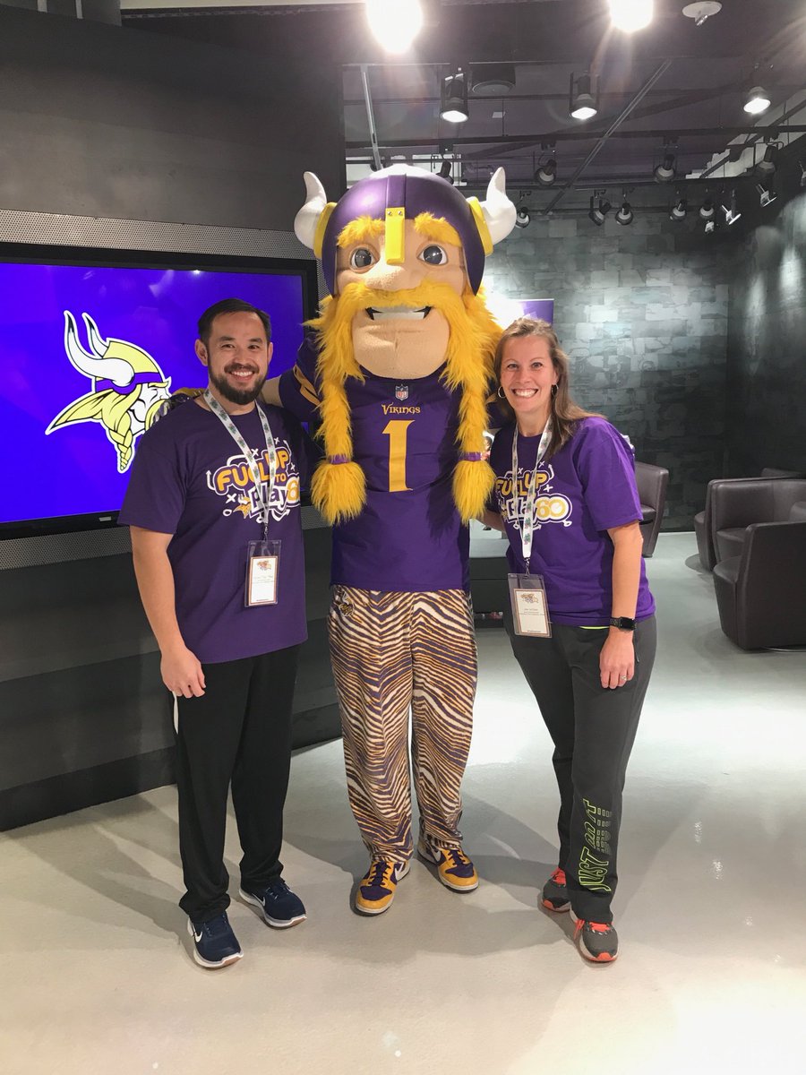 cowern622's tweet photo. Principal Wilson and PE teacher Mr. Thao hung out with @ViktorTheViking  today to learn about the Fuel Up to Play 60 program! #futp60trainingcamp @FUTP60 @MidwestDairy @isd622 #cowern622 https://t.co/5WxSnQAjKc