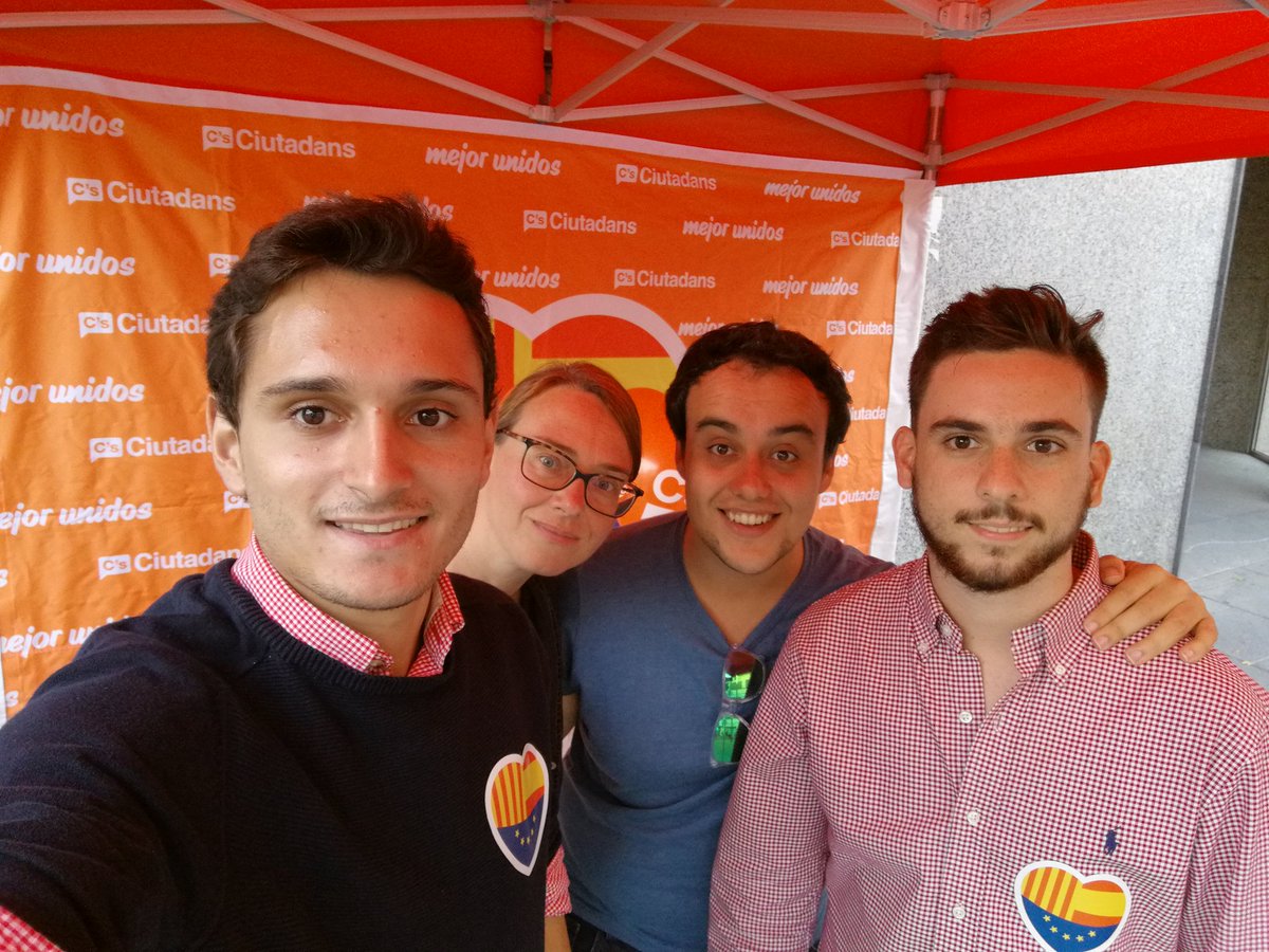 CsCerdanyola's tweet photo. 👉 ¡Hoy hemos estado con nuestros compañeros de @Cs_Rubi en su #CarpaCs! #FamiliaCs https://t.co/4SN2w9epCs