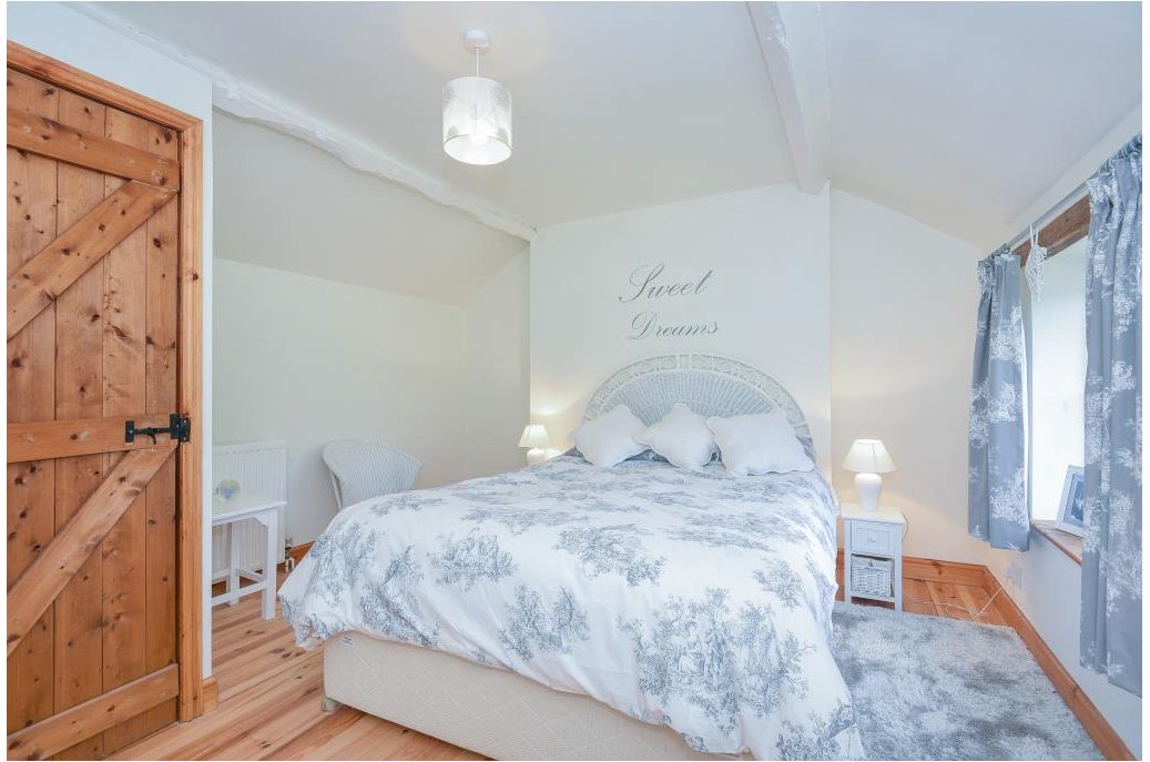 RBBProperty's tweet photo. You access this #property via its very own private lane! That’s one way to make a good first impression #home https://t.co/5u7ts8KPF7 https://t.co/NK04AToHRT