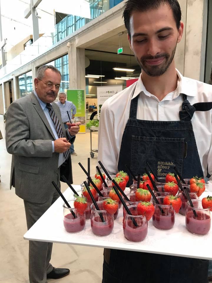 Brightlandsnl's tweet photo. Een krekelpasteitje, super gezonde smoothies, burgers van paddenstoelen en traceerbaar rundvlees en groenten van UrbanPonics.
#DAFW17 #BCGV https://t.co/rfyimxxpAp