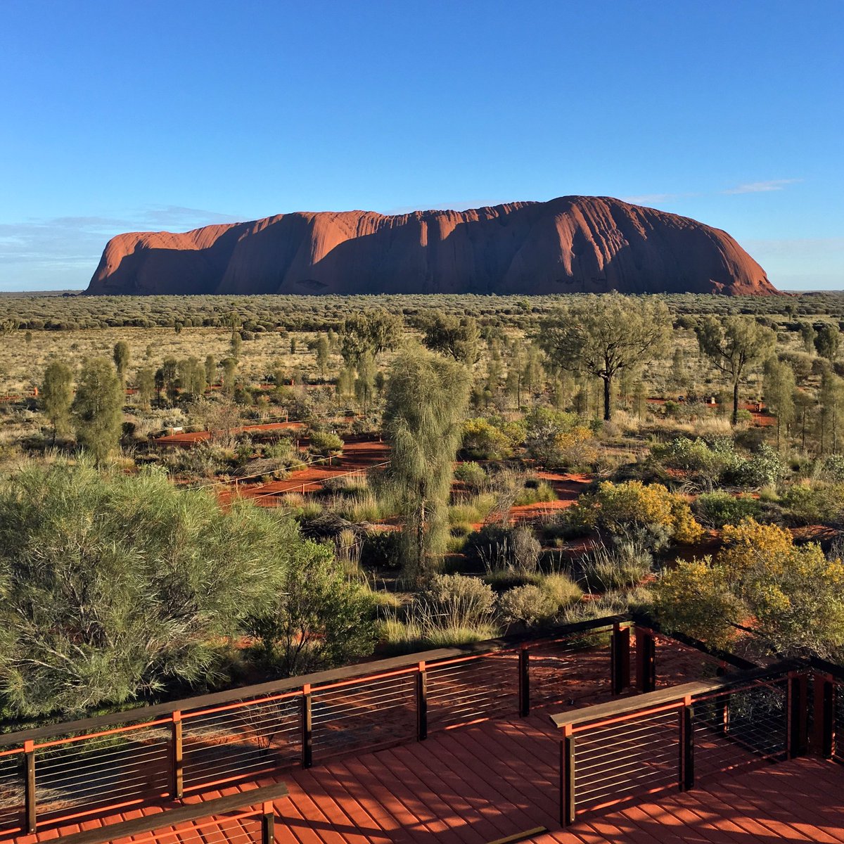 Stick around after the Uluru sunrise crowd leaves, and you'll have this view of the sun making its way down the rock all to yourself. ❤️☀️