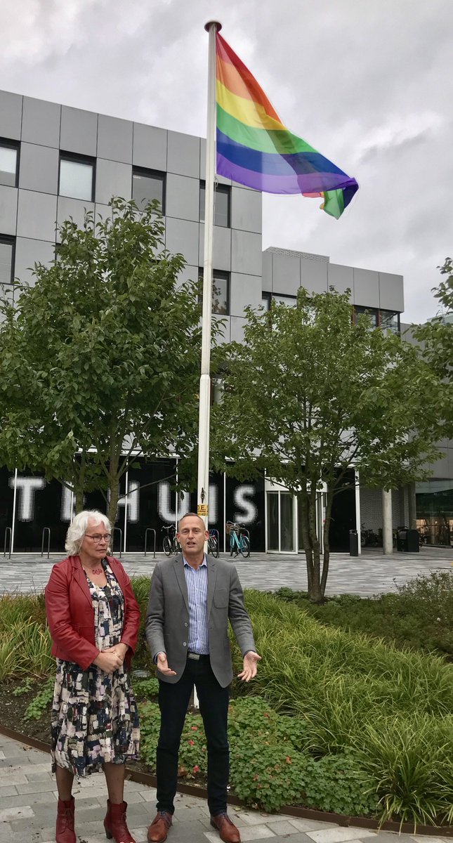 Samen met Bea Smit heeft wethouder Jan Bos de regenboogvlag gehesen op Nationale Coming Outdag #regenbooggemeente