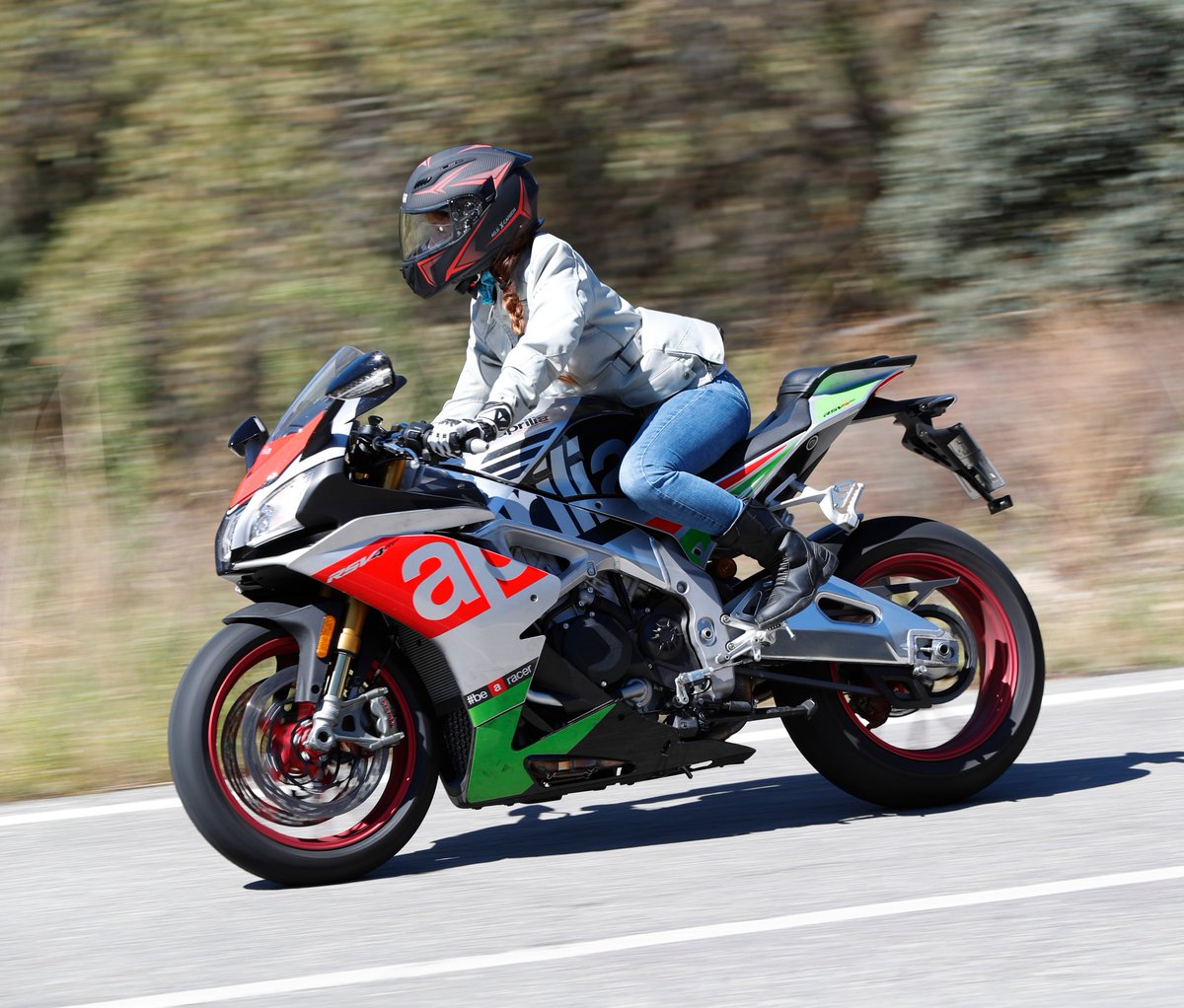 ¿Qué opinas de la gama #Aprilia hoy día? Impresiones después del #presslaunch ya en <a href="/motosnet/">motos.net</a> motos.coches.net/noticias/april… #mototester #apriliarsv4 #mujeresmoteras