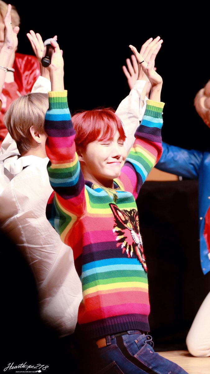 hearthope218's tweet photo. 170930      명동팬사

😣🙋🏻   
#방탄소년단 #BTS #정호석 #제이홉 #JHOPE #호비 
@BTS_twt https://t.co/Zxr7Cn3nsk
