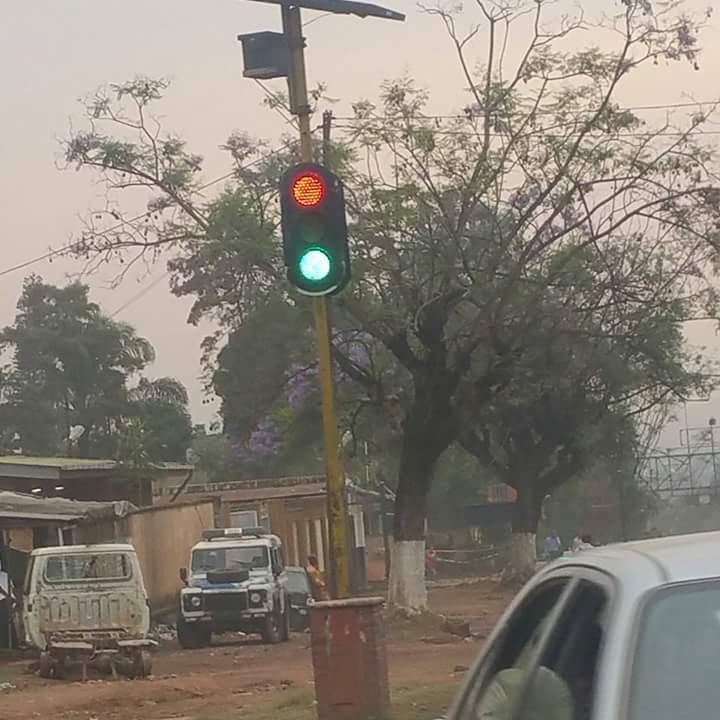 L rouge signifie que l mandat est déjà expiré, et l vert, qu'il continue quand-même, c'est à lubumbashi incroyable!.
