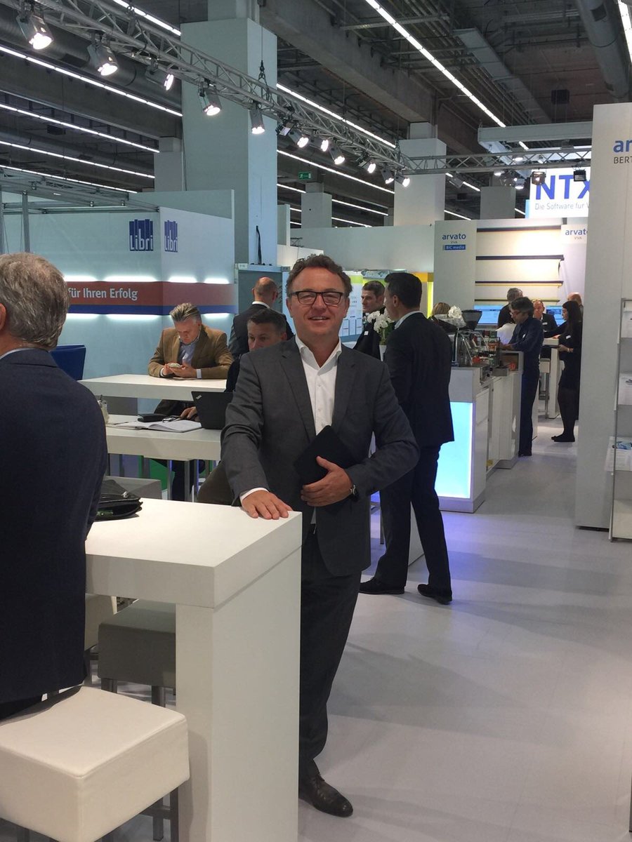 BizonSoftware's tweet image. Ondertussen op de #Buchmesse ... Theo verwelkomt u graag #fbm17  #frankfurt in hal 4.0 op de stand (F10) van Arvato.