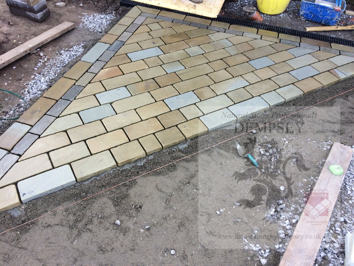 Dempseypaving's tweet photo. Yorkstone sett driveway with grey sandstone sett inlay #Yorkstone #Indianstone #naturalstone #handlaid #builtast #Liverpool #Merseyside https://t.co/uZbw9phHOS