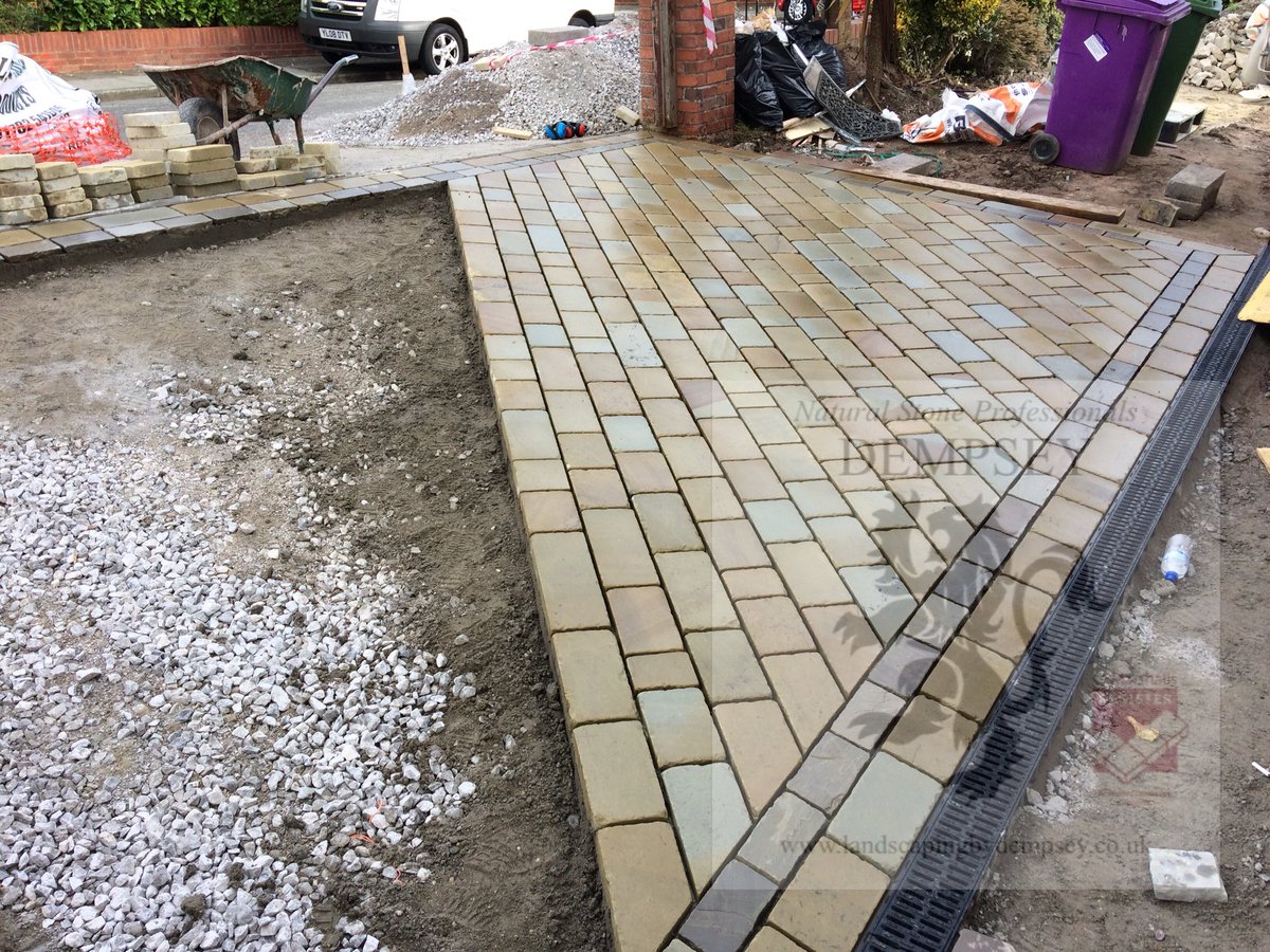 Dempseypaving's tweet photo. Yorkstone sett driveway with grey sandstone sett inlay #Yorkstone #Indianstone #naturalstone #handlaid #builtast #Liverpool #Merseyside https://t.co/uZbw9phHOS